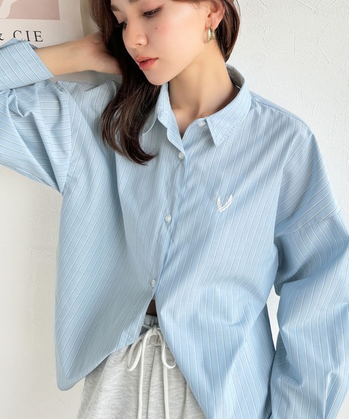 mily bilet(ミウィビレット)の「【mily bilet】ワンポイントが鍵!!着回し抜群。胸刺繍2wayストラップ付きストライプシャツ(長袖)(シャツ/ブラウス・レディース・ホワイト/ピンク/ブルー・MEDIUM/LARGE/X-LARGE/SMALL)」の2枚目の写真