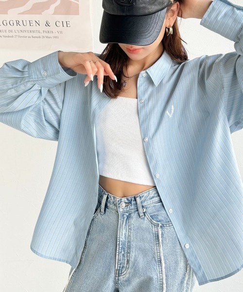 mily bilet(ミウィビレット)の「【mily bilet】ワンポイントが鍵!!着回し抜群。胸刺繍2wayストラップ付きストライプシャツ(長袖)(シャツ/ブラウス・レディース・ホワイト/ピンク/ブルー・MEDIUM/LARGE/X-LARGE/SMALL)」の4枚目の写真