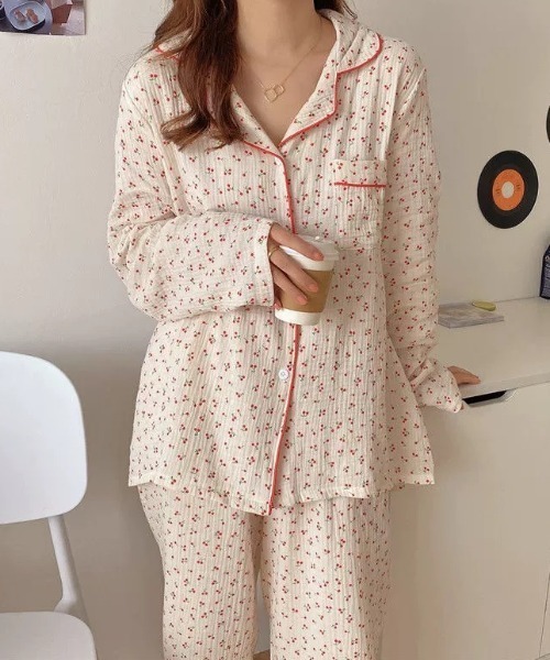 Teem Store(チームストア)の「【25柄展開】【セットアップ】韓国風総柄ルームウェア パジャマ(ルームウェア/パジャマ・レディース・ピンク/アイボリー系1/ピンク系その他3/チェック/その他2/その他1/ブラック/イエロー系その他/アイボリー系4/アイボリー系3/ピンク系その他/ブルー/ベージュ/サックスブルー/アイボリー系2/ホワイト系その他2/ピンク系その他6/パープル/イエロー/ピンク系その他4/ピンク系その他5/ホワイト/ホワイト系その他/パープル系その他/ホワイト系その他3/ピンク系その他2/その他3・L/M)」の3枚目の写真