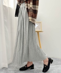 ふんわり軽いプリーツが春に軽やかで履きやすい。フレアロングスカート。