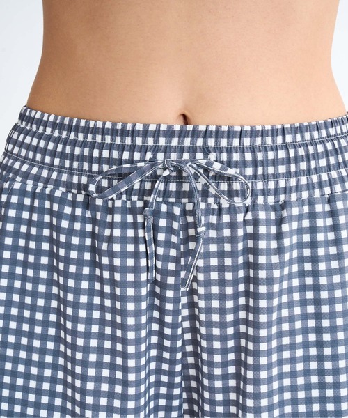 ROXY(ロキシー)の「AURORA SHORTS /ロキシーウエストゴムハイウエストキュロットボードショーツ(水着)(水着・レディース・ピンク/ブラウン/ブラック/ブラック系その他・SMALL/MEDIUM/LARGE)」の20枚目の写真
