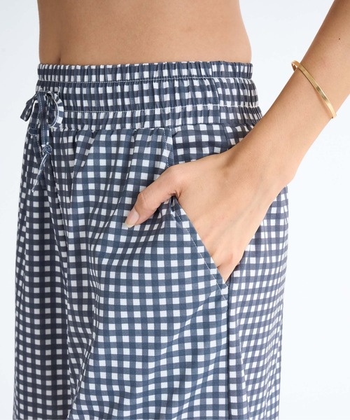 ROXY(ロキシー)の「AURORA SHORTS /ロキシーウエストゴムハイウエストキュロットボードショーツ(水着)(水着・レディース・ピンク/ブラウン/ブラック/ブラック系その他・SMALL/MEDIUM/LARGE)」の19枚目の写真