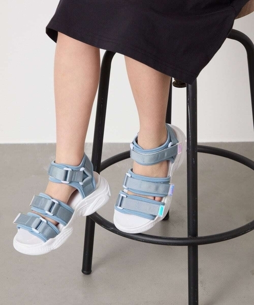 a.v.v（アーヴェヴェ）の「[20-23cm][マジックテープで簡単]軽量厚底スポサン（サンダル・キッズ・ブラック/ダークインディゴブルー・23/22/20/21）」の3枚目の写真