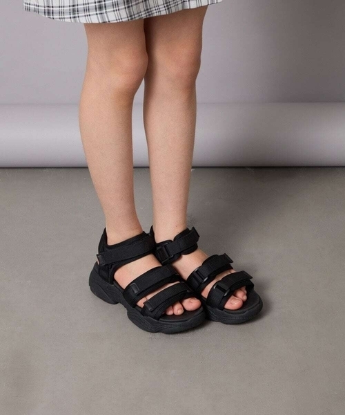 a.v.v（アーヴェヴェ）の「[20-23cm][マジックテープで簡単]軽量厚底スポサン（サンダル・キッズ・ブラック/ダークインディゴブルー・23/22/20/21）」の20枚目の写真