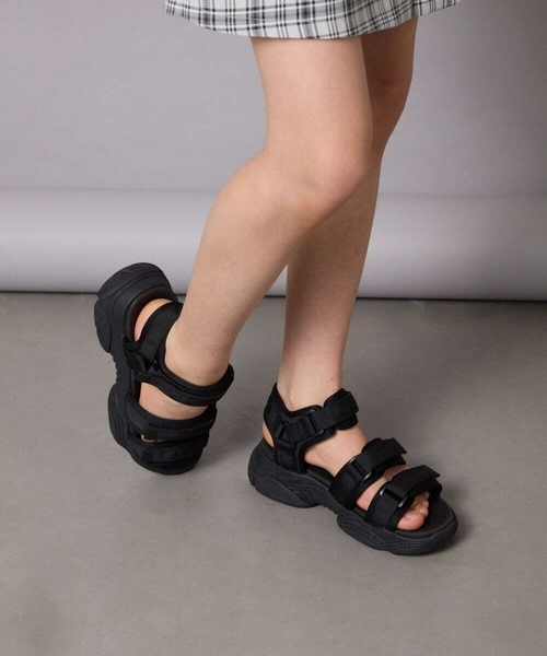 a.v.v（アーヴェヴェ）の「[20-23cm][マジックテープで簡単]軽量厚底スポサン（サンダル・キッズ・ブラック/ダークインディゴブルー・23/22/20/21）」の21枚目の写真