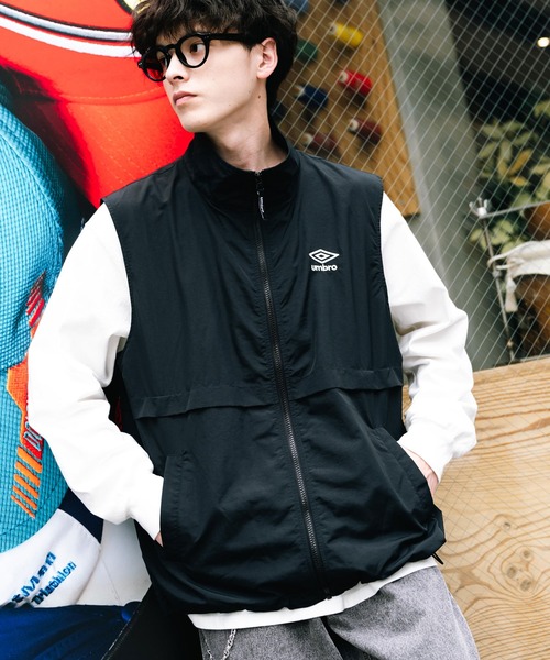 UMBRO（アンブロ）の「UMBRO アンブロ 別注コラボ ルーズシルエット裏メッシュスタンドネックワンポイントロゴ刺繍ナイロンベスト セットアップ可能（ベスト・メンズ・チャコール/ブラック/ネイビー・M/L/XL）」の4枚目の写真