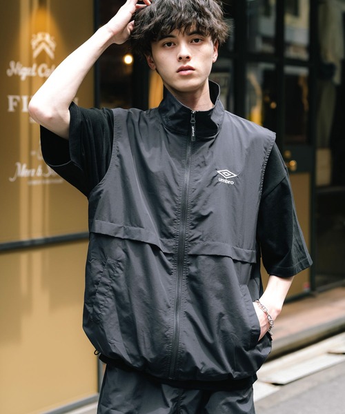 UMBRO（アンブロ）の「UMBRO アンブロ 別注コラボ ルーズシルエット裏メッシュスタンドネックワンポイントロゴ刺繍ナイロンベスト セットアップ可能（ベスト・メンズ・チャコール/ブラック/ネイビー・M/L/XL）」の10枚目の写真