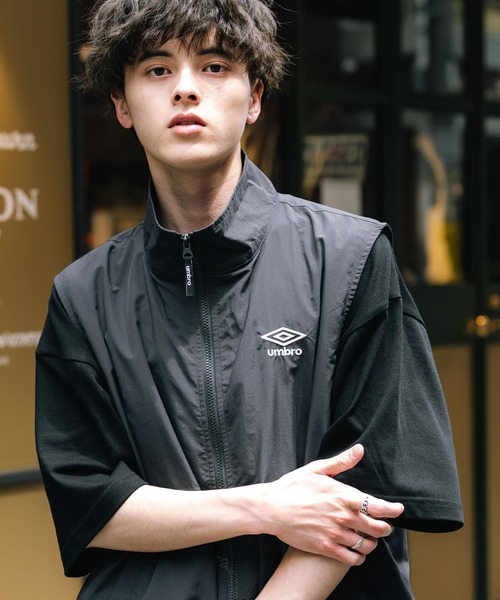 UMBRO（アンブロ）の「UMBRO アンブロ 別注コラボ ルーズシルエット裏メッシュスタンドネックワンポイントロゴ刺繍ナイロンベスト セットアップ可能（ベスト・メンズ・チャコール/ブラック/ネイビー・M/L/XL）」の13枚目の写真