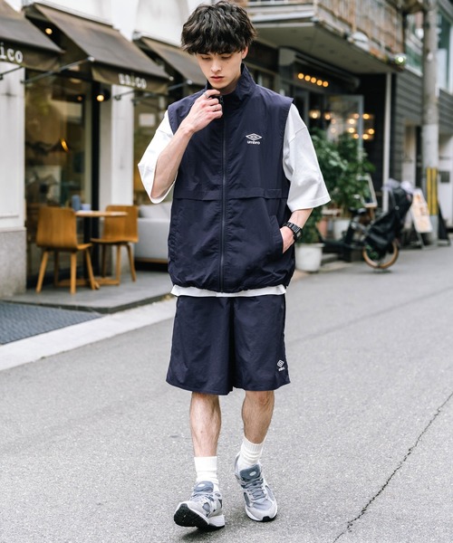 UMBRO（アンブロ）の「UMBRO アンブロ 別注コラボ ルーズシルエット裏メッシュスタンドネックワンポイントロゴ刺繍ナイロンベスト セットアップ可能（ベスト・メンズ・チャコール/ブラック/ネイビー・M/L/XL）」の16枚目の写真