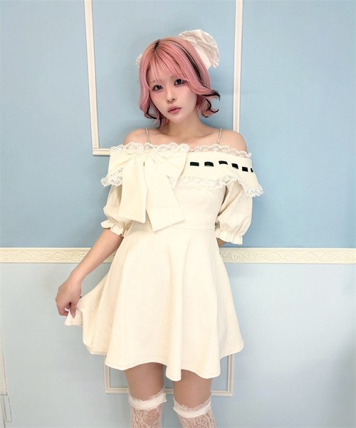 Ank Rouge(アンクルージュ)の「リボンオフショルカットOP(ワンピース・レディース・ホワイト/ブラック/ピンク・M)」の2枚目の写真