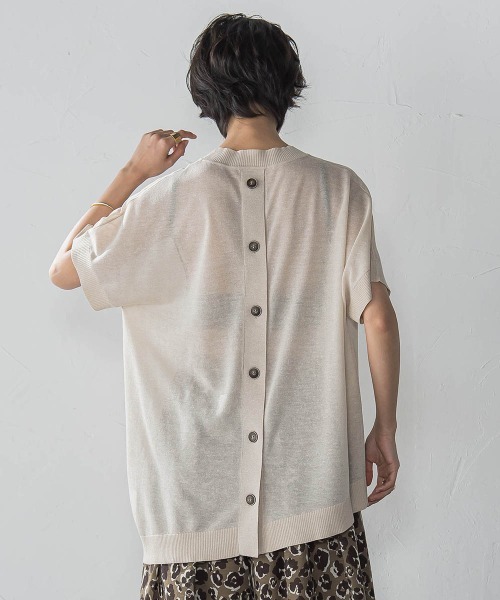 MAYSON GREY(メイソングレイ)の「BACK釦アシンメトリーニットプルオーバー≪手洗い可能≫(ニット/セーター・レディース・ベージュ/ホワイト/レッド・M)」の5枚目の写真