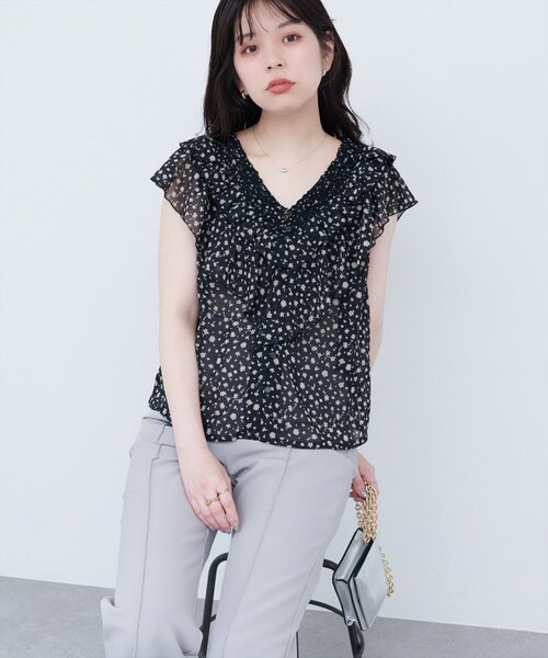 natural couture（ナチュラルクチュール）の「フリルVネックブラウス（シャツ/ブラウス・レディース・その他1/その他2/ブラウン/オフホワイト/ブラック・FREE）」の5枚目の写真