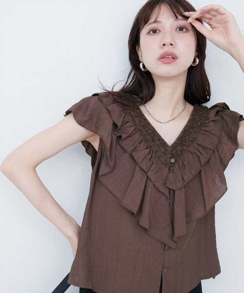 natural couture（ナチュラルクチュール）の「フリルVネックブラウス（シャツ/ブラウス・レディース・その他1/その他2/ブラウン/オフホワイト/ブラック・FREE）」の4枚目の写真