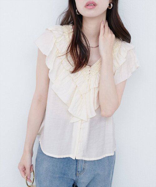 natural couture（ナチュラルクチュール）の「フリルVネックブラウス（シャツ/ブラウス・レディース・その他1/その他2/ブラウン/オフホワイト/ブラック・FREE）」の2枚目の写真