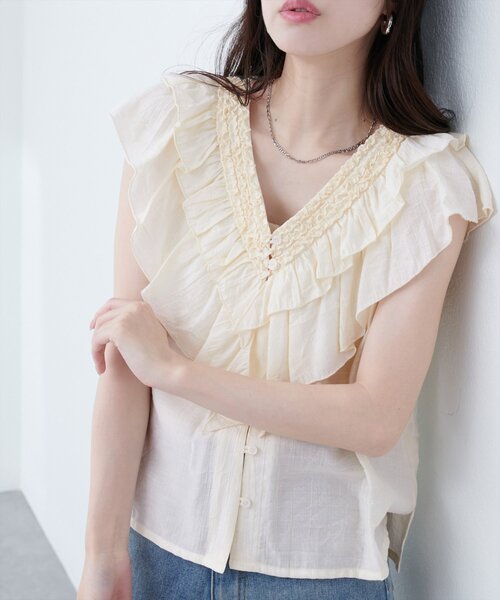 natural couture（ナチュラルクチュール）の「フリルVネックブラウス（シャツ/ブラウス・レディース・その他1/その他2/ブラウン/オフホワイト/ブラック・FREE）」の6枚目の写真
