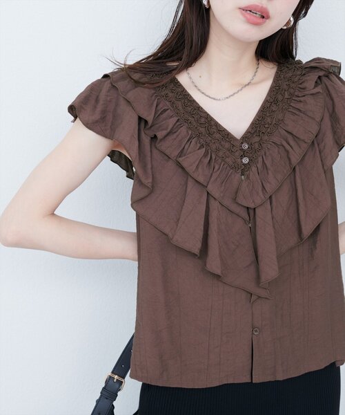 natural couture（ナチュラルクチュール）の「フリルVネックブラウス（シャツ/ブラウス・レディース・その他1/その他2/ブラウン/オフホワイト/ブラック・FREE）」の13枚目の写真