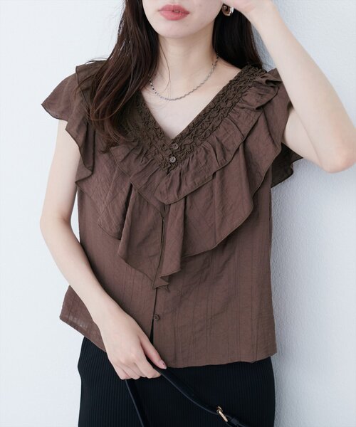 natural couture（ナチュラルクチュール）の「フリルVネックブラウス（シャツ/ブラウス・レディース・その他1/その他2/ブラウン/オフホワイト/ブラック・FREE）」の14枚目の写真