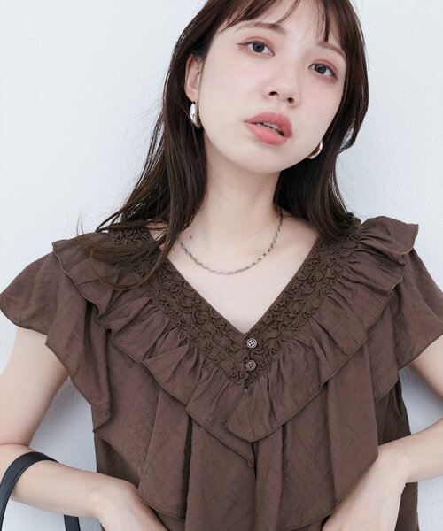 natural couture（ナチュラルクチュール）の「フリルVネックブラウス（シャツ/ブラウス・レディース・その他1/その他2/ブラウン/オフホワイト/ブラック・FREE）」の15枚目の写真