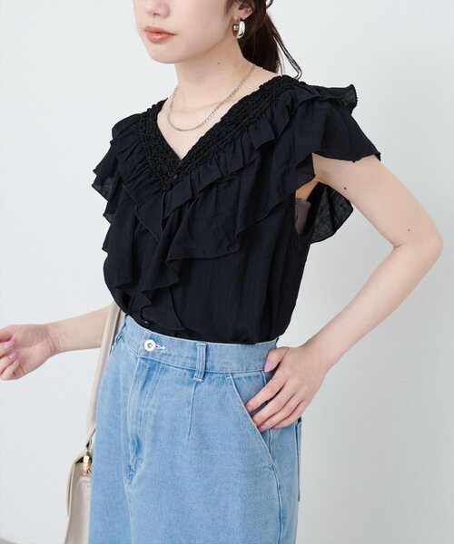 natural couture（ナチュラルクチュール）の「フリルVネックブラウス（シャツ/ブラウス・レディース・その他1/その他2/ブラウン/オフホワイト/ブラック・FREE）」の3枚目の写真