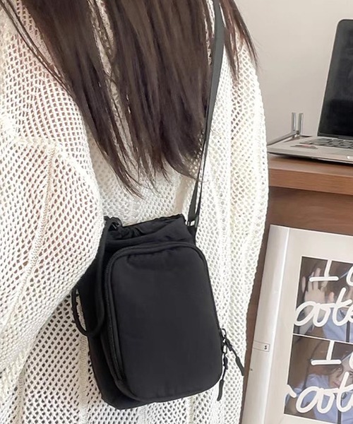 shopnikoniko(ショップニコニコ)の「ボトルホルダー ショルダー ストラップ 斜め掛け ペットボトル 巾着 ポーチ付き ショルダーバッグ(ショルダーバッグ・レディース・ブラック/ブルー/アイボリー・フリー)」の3枚目の写真