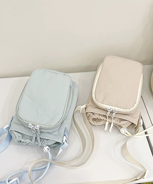 shopnikoniko(ショップニコニコ)の「ボトルホルダー ショルダー ストラップ 斜め掛け ペットボトル 巾着 ポーチ付き ショルダーバッグ(ショルダーバッグ・レディース・ブラック/ブルー/アイボリー・フリー)」の5枚目の写真