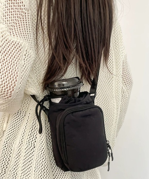 shopnikoniko(ショップニコニコ)の「ボトルホルダー ショルダー ストラップ 斜め掛け ペットボトル 巾着 ポーチ付き ショルダーバッグ(ショルダーバッグ・レディース・ブラック/ブルー/アイボリー・フリー)」の8枚目の写真