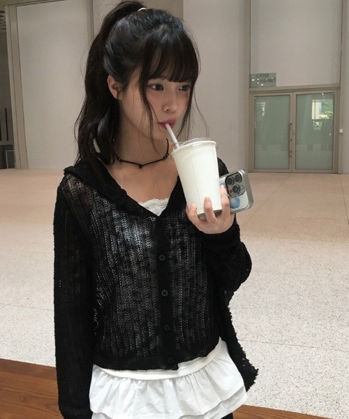 anyonemore（エニワンモア）の「テープヤーン透かし編みクロップドフードニットカーディガン（カーディガン/ボレロ・レディース・アイボリー/ブラック/カーキ・FREE）」の2枚目の写真