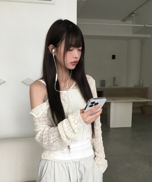 anyonemore（エニワンモア）の「テープヤーン透かし編みクロップドフードニットカーディガン（カーディガン/ボレロ・レディース・アイボリー/ブラック/カーキ・FREE）」の5枚目の写真