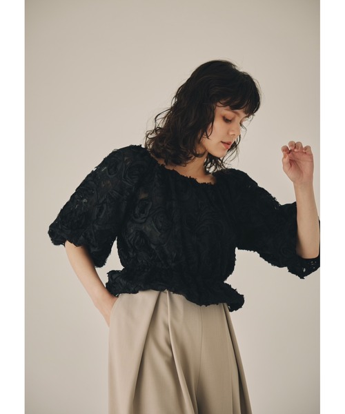 NOTREemor(ノートルエモア)の「flower jacquard puff sleeve top(Tシャツ/カットソー・レディース・ホワイト/ブラック・FREE)」の2枚目の写真