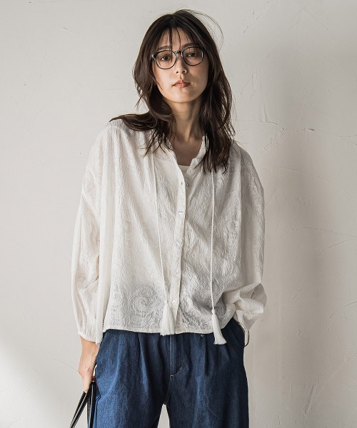MAYSON GREY(メイソングレイ)の「ペイズリー柄総刺繍綿ボイルギャザーブラウス≪手洗い可能≫(シャツ/ブラウス・レディース・オフホワイト・M)」の1枚目の写真