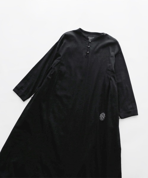 オオカミとフクロウ オオカミと静かにゆれるリリーフリルロング丈ワンピース　黒 オオカミとフクロウ オオカミと静かにゆれるリリーフリルロング丈