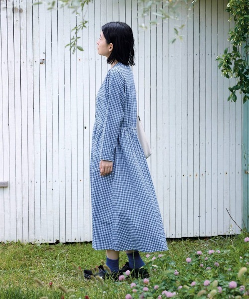 Sunny clouds(サニークラウズ)の「サニークラウズ 初恋草ギンガムワンピース〈レディース〉(ワンピース・レディース・ブルー・MP/M/L/LL/3L)」の3枚目の写真