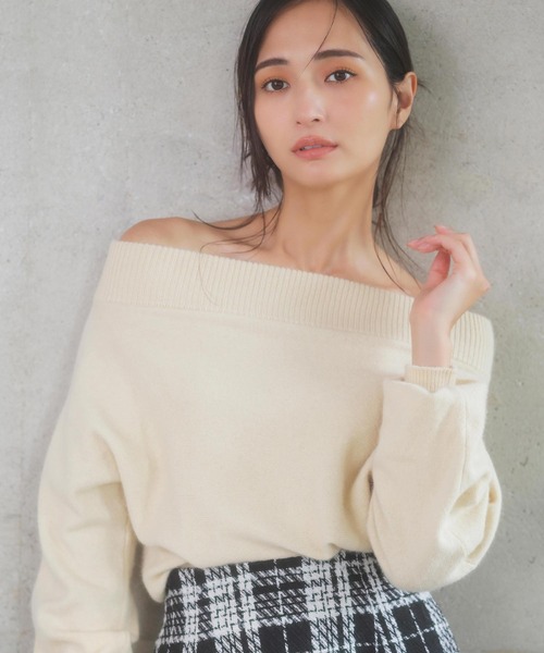 NOELA（ノエラ）の「ラクーンブレンドオフショルニット（ニット/セーター・レディース・ピンク/イエロー/ベージュ/チャコールグレー・フリー）」の3枚目の写真