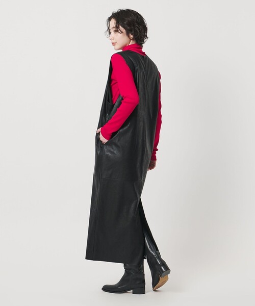 SACRA（サクラ）の「＜SACRA＞レザーライク Uネック ワンピース（ワンピース・レディース・ブラック・38）」の2枚目の写真