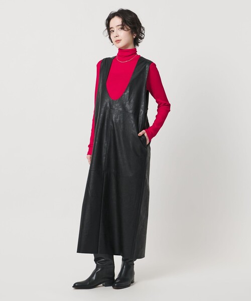 SACRA（サクラ）の「＜SACRA＞レザーライク Uネック ワンピース（ワンピース・レディース・ブラック・38）」の3枚目の写真