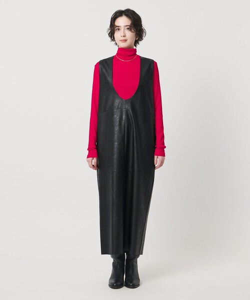 SACRA（サクラ）の「＜SACRA＞レザーライク Uネック ワンピース（ワンピース・レディース・ブラック・38）」の4枚目の写真