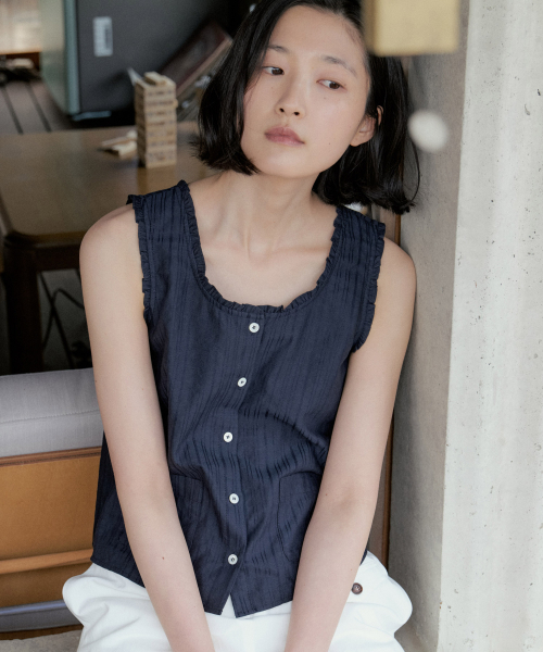 STEP AROUND(ステップアラウンド)の「Ruffle pocket crop blouse_NAVY(シャツ/ブラウス・レディース・その他・SMALL/MEDIUM)」の1枚目の写真