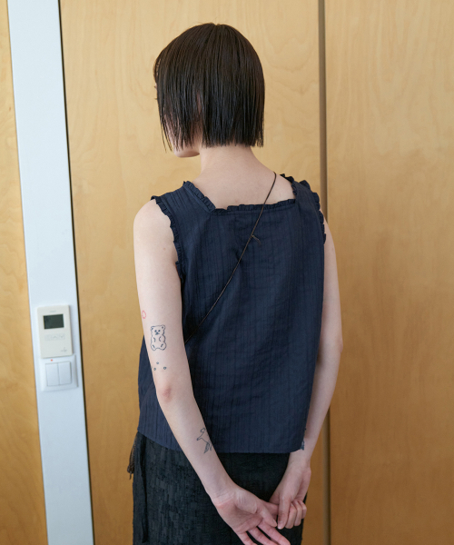 STEP AROUND(ステップアラウンド)の「Ruffle pocket crop blouse_NAVY(シャツ/ブラウス・レディース・その他・SMALL/MEDIUM)」の4枚目の写真