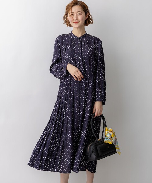 23区(ニジュウサンク)の「ランダムドットプリント ワンピース(ワンピース・レディース・ネイビー系5・36/38/40)」の1枚目の写真