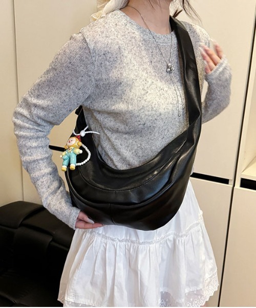 WEGO(ウィゴー)の「男女兼用大容量ハーフムーンワンショルダーバッグ PU素材(ショルダーバッグ・レディース・ブラック/キャメル/ホワイト・FREE)」の4枚目の写真