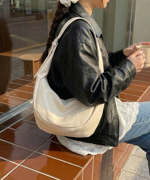 WEGO(ウィゴー)の「男女兼用大容量ハーフムーンワンショルダーバッグ PU素材(ショルダーバッグ・レディース・ブラック/キャメル/ホワイト・FREE)」の8枚目の写真