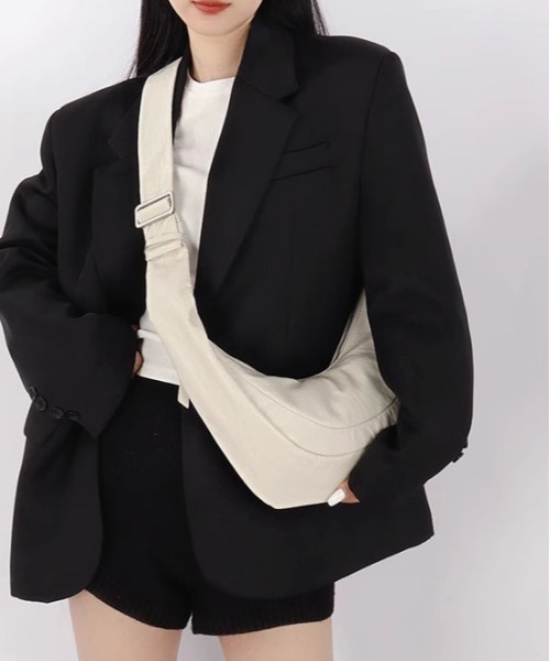 WEGO(ウィゴー)の「男女兼用大容量ハーフムーンワンショルダーバッグ PU素材(ショルダーバッグ・レディース・ブラック/キャメル/ホワイト・FREE)」の13枚目の写真
