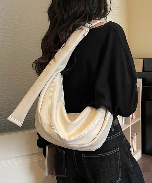WEGO(ウィゴー)の「男女兼用大容量ハーフムーンワンショルダーバッグ PU素材(ショルダーバッグ・レディース・ブラック/キャメル/ホワイト・FREE)」の14枚目の写真