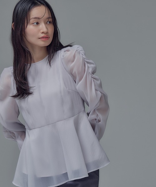 NATURAL BEAUTY BASIC(ナチュラルビューティーベーシック)の「◇シアーペプラムブラウス(シャツ/ブラウス・レディース・ラベンダー/チャコールグレー/オフホワイト/ブルー・SMALL/MEDIUM)」の1枚目の写真