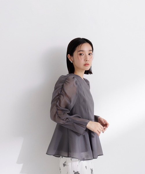 NATURAL BEAUTY BASIC(ナチュラルビューティーベーシック)の「◇シアーペプラムブラウス(シャツ/ブラウス・レディース・ラベンダー/チャコールグレー/オフホワイト/ブルー・SMALL/MEDIUM)」の3枚目の写真