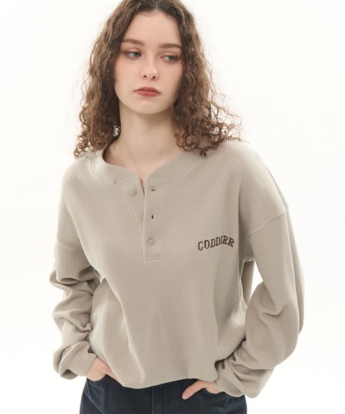 CODDERR(コーダー)の「【CODDERR】アーチロゴ刺繍 ドローコード ヘンリーネック サーマル長袖Tシャツ(Tシャツ/カットソー・レディース・ネイビー/カモフラージュ/ベージュ系/レッド/ブラック/グレー・M/L)」の3枚目の写真