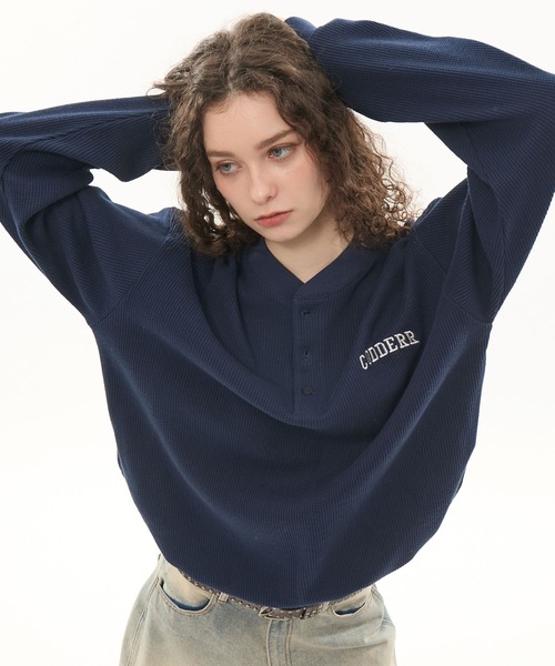 CODDERR(コーダー)の「【CODDERR】アーチロゴ刺繍 ドローコード ヘンリーネック サーマル長袖Tシャツ(Tシャツ/カットソー・レディース・ネイビー/カモフラージュ/ベージュ系/レッド/ブラック/グレー・M/L)」の4枚目の写真