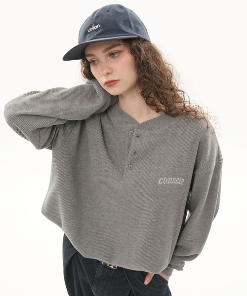 CODDERR(コーダー)の「【CODDERR】アーチロゴ刺繍 ドローコード ヘンリーネック サーマル長袖Tシャツ(Tシャツ/カットソー・レディース・ネイビー/カモフラージュ/ベージュ系/レッド/ブラック/グレー・M/L)」の1枚目の写真