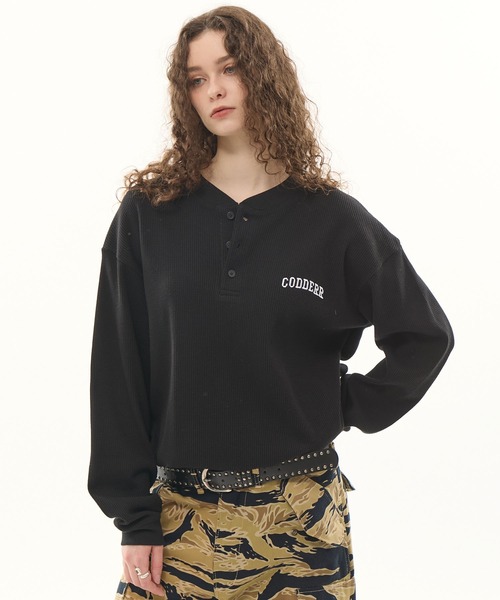 CODDERR(コーダー)の「【CODDERR】アーチロゴ刺繍 ドローコード ヘンリーネック サーマル長袖Tシャツ(Tシャツ/カットソー・レディース・ネイビー/カモフラージュ/ベージュ系/レッド/ブラック/グレー・M/L)」の7枚目の写真