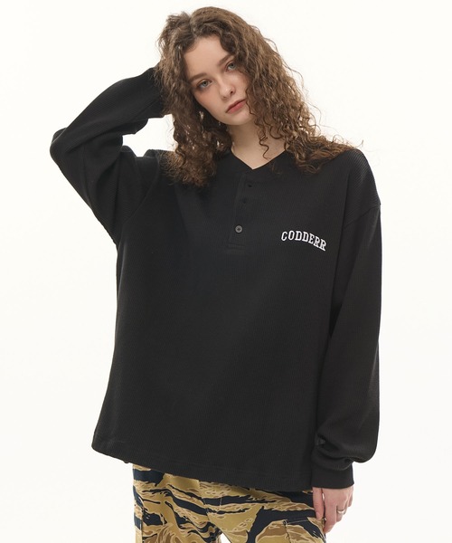 CODDERR(コーダー)の「【CODDERR】アーチロゴ刺繍 ドローコード ヘンリーネック サーマル長袖Tシャツ(Tシャツ/カットソー・レディース・ネイビー/カモフラージュ/ベージュ系/レッド/ブラック/グレー・M/L)」の8枚目の写真